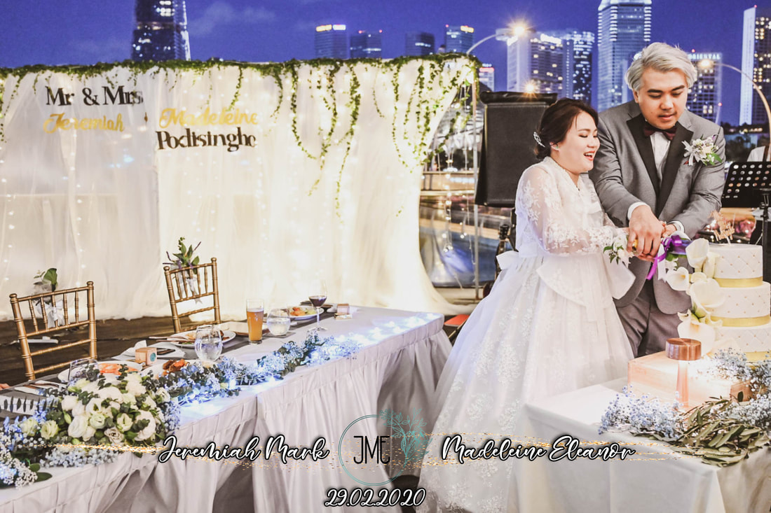 wedding roaming photographer with instant prints singapore